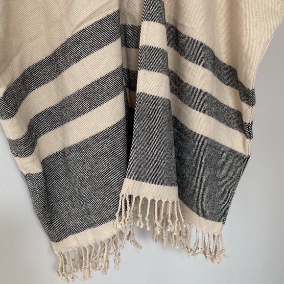 Loft Fringe Open Poncho 💗 Tan & Black - Picture 8 of 16